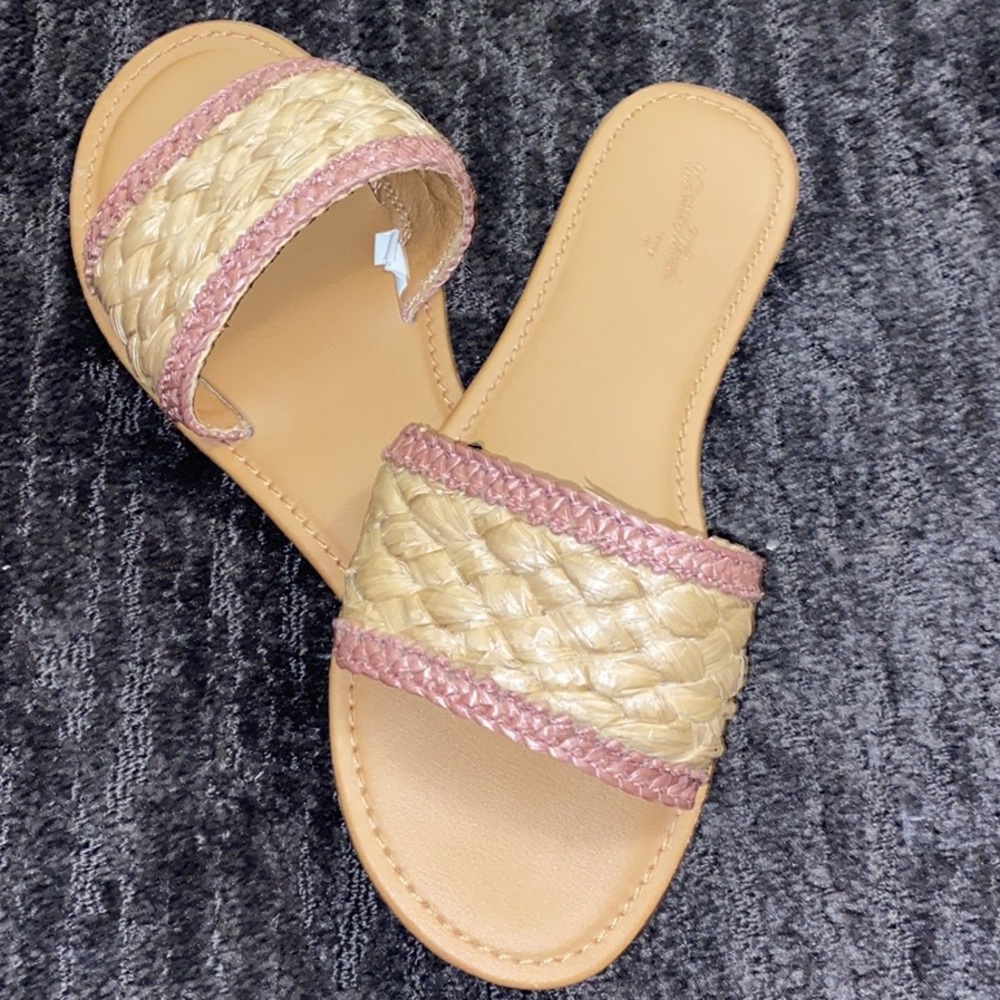 Universal Thread wicker slides size 7 excellent condition, barely worn